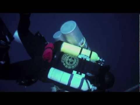 Diving 200 m / 656 ft