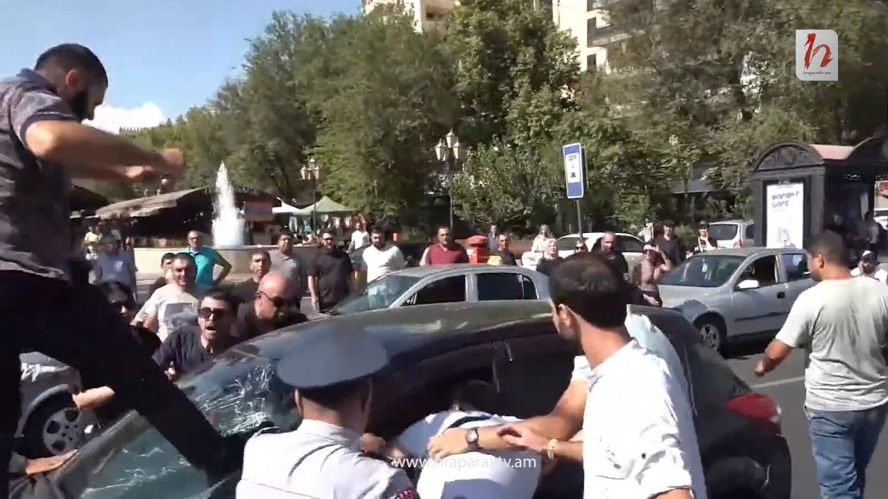  Ցուցարարաների վրա մեքենաներ են քշում