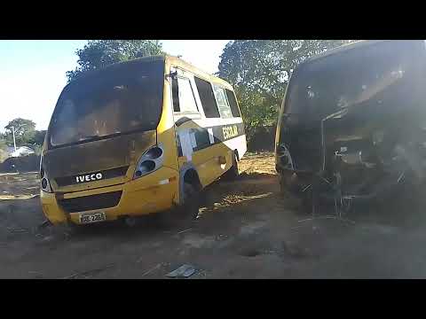Semiterio de ônibus escola em lagoa do Tocantins 