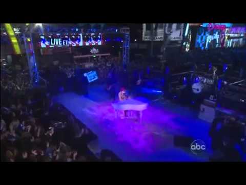 Justin Bieber and Carlos Santana ''Let It Be'' Live From Times Square - New Year's Eve 2011 (HD)