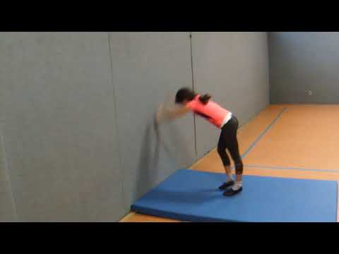 7 Handstand aufschwingen gegen die Wand