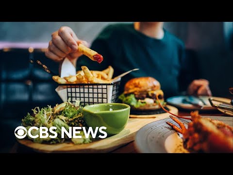 不用在意別人眼光！不光是台灣，美國也越來越多人選擇「一個人吃飯」！ (More diners are eating out alone)