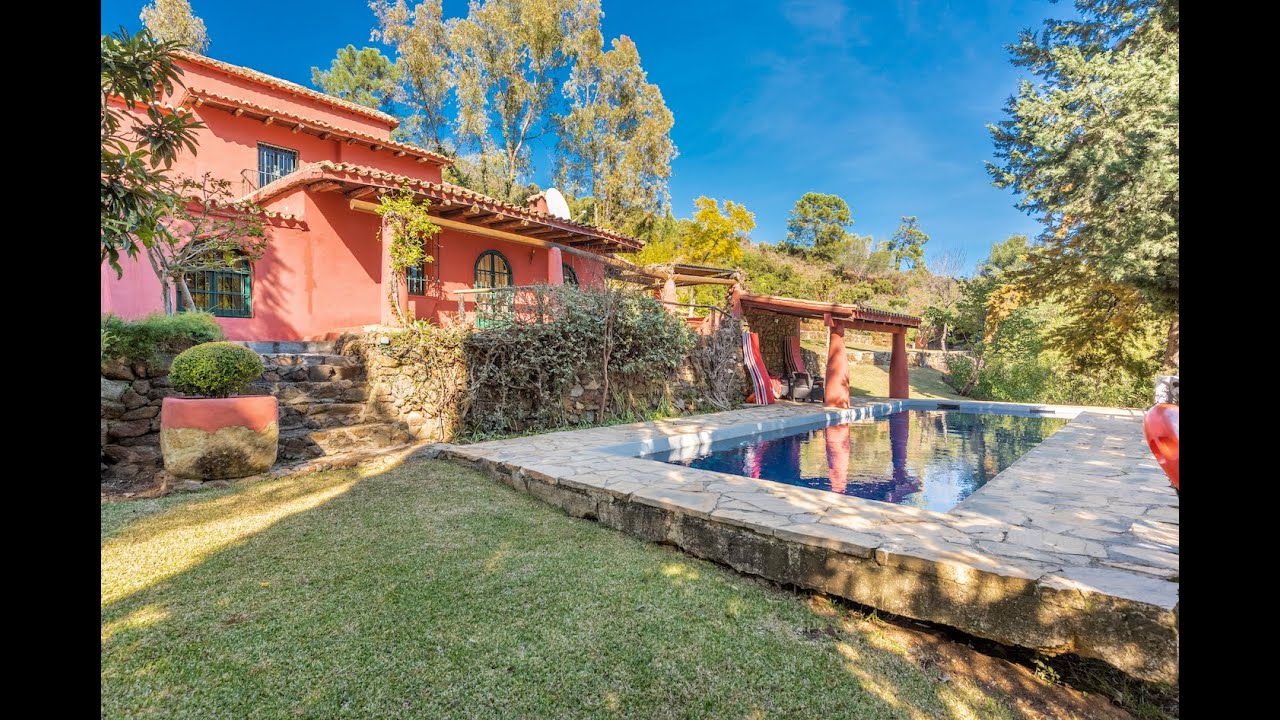 Villa única de estilo finca en una amplia parcela con bosque junto al pueblo de Benahavis