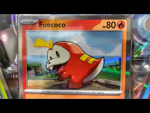 APRO LA COLLEZIONE PALDEA CON SPILLA DI FECOCO