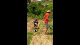 preview picture of video 'Dois trouxas fazendo trilha de bike com ; chapéu de palha , vara de pescar ..'