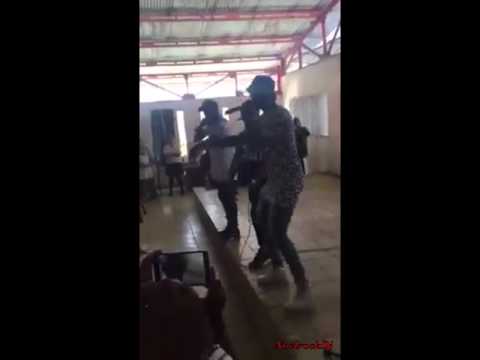 Yomil y el Dani FT Chocolate , improvisando desde el penal.