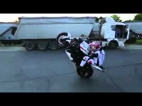 evoluzioni sulla moto da vedere :) ;)