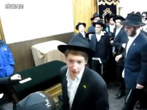 חלוקת דולרים להוספה בצדקה • י"ג ניסן תשע"ג