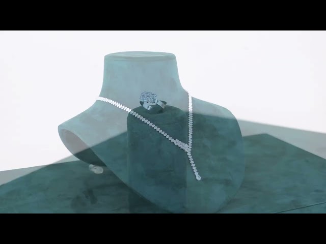 طقم مجوهرات يتميز بسلسلة أوراق فضية مزينة بالزركون...