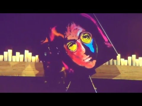 Amazing Speed Painter paints on a motorised Spinning canvas