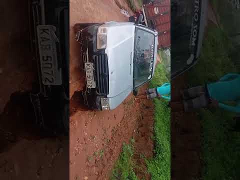 Fiat cai em buraco e precisa ser resgatado por caminhão. #Boquira #Bahia