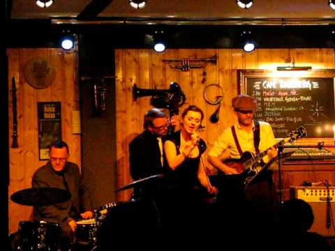 Icelandic song - Við arineld by Valgerður Guðnadóttir at Rosenberg