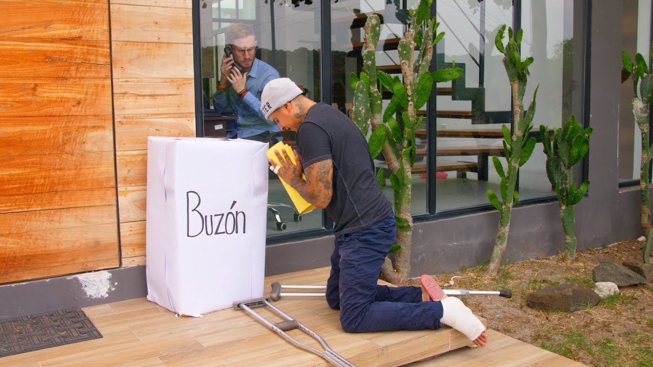 Hombre se arrodilló para orar pidiendo a Dios ayuda pars conseguir empleo, pero fue humllado 😥😭