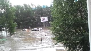 preview picture of video 'Потоп на улице Ленина в Урае ХМАО 20.07.12'
