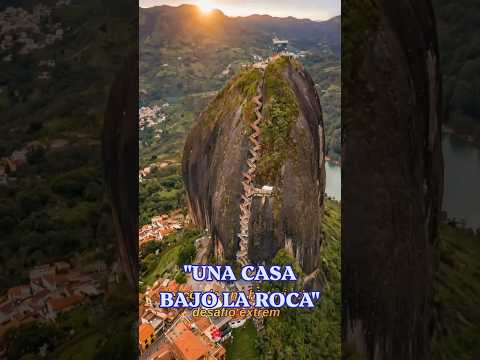 La casa escondida al pie de la Piedra del Peñol 😱🏠 #arquitectura #sabiasque #colombia #antioquia
