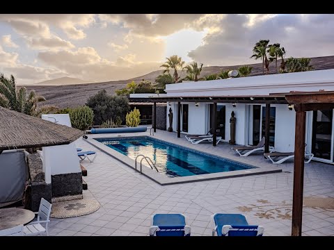 Stunning 4 bedroom villa with sea views in Puerto Calero