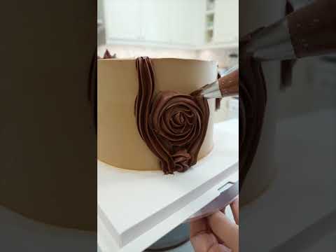 The first fall cake of the season 🍁🍂🍄🪵 #fallbaking#fallvibes