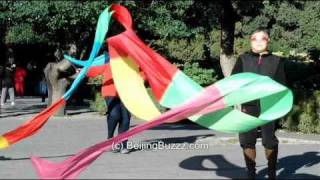 Video : China : Ribbon dancing in JingShan Park, BeiJing 北京