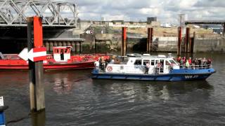 preview picture of video '2010-09-02 Hafen City - Barkasse faehrt auf Spundwand'