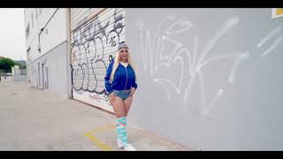 Perfect body blondie fesser on the street of LA