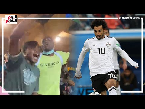 مجنون صلاح.. مشجع كاميرونى يشعل ملعب مباراة مصر والسودان بهافتات لمحمد صلاح
