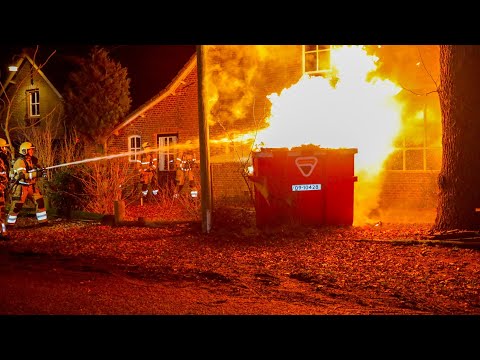 Vlammen slaan tegen woonhuis bij brand bouwcontainer in Zeeland