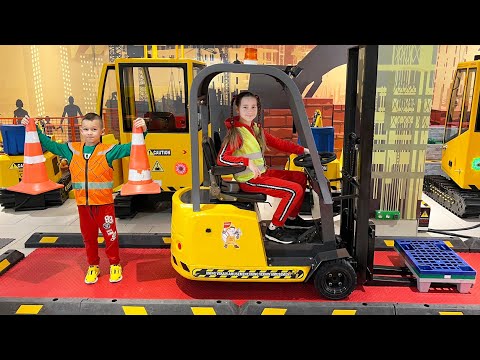 Sofia und Max spielen mit Autos und anderen Abenteuern auf der Kinderbaustelle