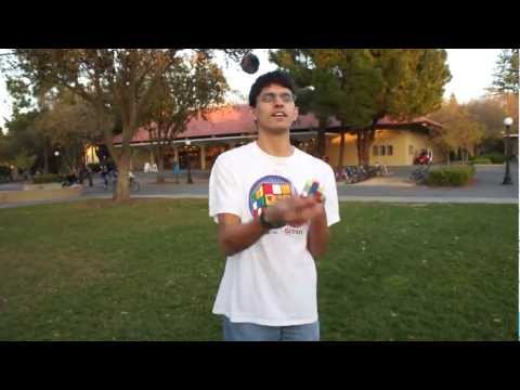 Video: Chlapec zložil Rubikovu kocku počas žonglovania