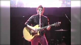 Chris Syler tocando &quot;Ríe Ríe&quot; en vivo