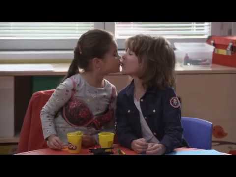 OTECKOVIA - Julka dostala podprsenku