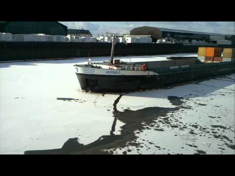 Binnenschiff Aviso I bricht Eis in Bremen