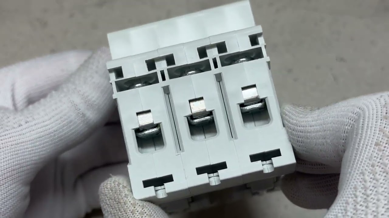 Автоматичний вимикач ПРОМФАКТОР ECO FB1-63 3P C 32A 6кА FB1C3032