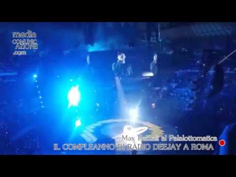 Max Pezzali canta "Sei un mito" al Palalottomatica per il compleanno di Radio DeeJay