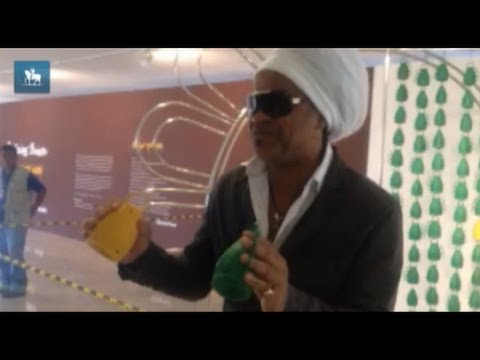 Carlinhos Brown toca a Caxirola, o instrumento oficial da Copa de 2014