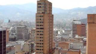 preview picture of video 'Pasa el Metro (Entre edificios).MOV'