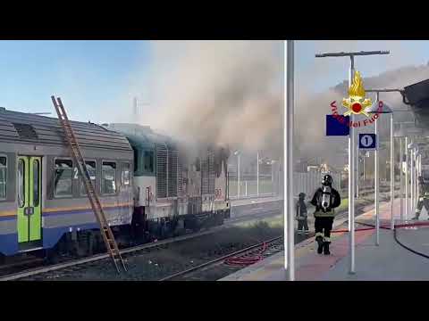 Locomotore in fiamme - l'intervento dei vigili del fuoco