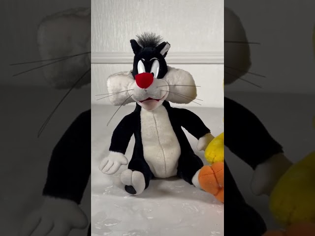 Vídeo relacionado con Play by Play Looney Tunes - Peluches Looney Tunes Sitting Calidad Super Soft (30cm, Silvestre)