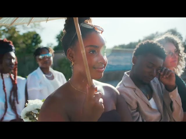 Video zu 'One Call' ansehen Video zu 'One Call' ansehen