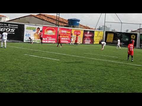 os jogadores da base do atlético Paranaense jogando o amistoso em São Luís