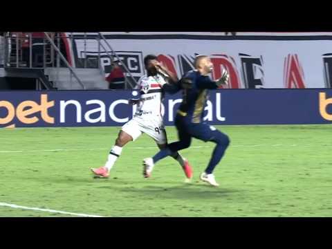 The penalty kick awarded to São Paulo against Grêmio.