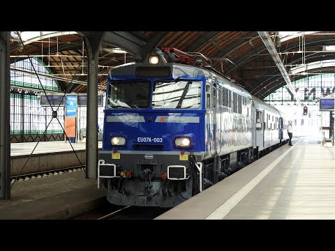 Świeża Rakieta EU07A-003 na 1 pociągu po naprawie z krótkim składem TLK 60151 Halny do Kudowy-Zdrój.