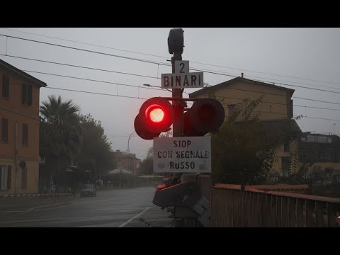 SI ROMPE LA SBARRA DEL PASSAGGIO A LIVELLO PER L'IMPATTO CON UN VEICOLO: AUTO E TRENI BLOCCATI!
