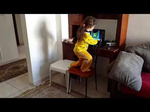 Je m'appelle Funny Bear - The Gummy Bear Song (Cute little girl dancing at home for Gummy Bear Song)