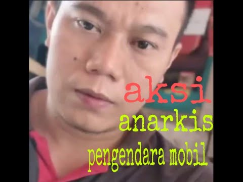 supir mobil dan pemotor ribut.  //edie aja123