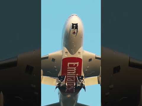 Airbus A380 Contrails!