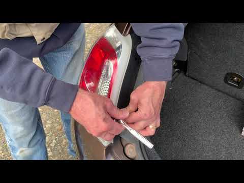 Replacing Fiat 500 Taillight Bulbs