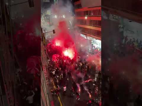 "Banderazo de la hinchada de América ayer en Ecuador." Barra: Baron Rojo Sur &bull; Club: América de Cáli