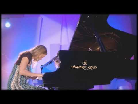 Amy Janelle performs "Peaks of Red" at the Whisperings Award Concert - Shigeru Kawai SK7