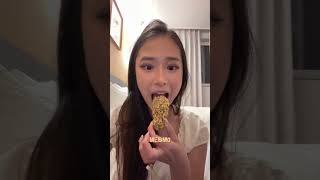 Priscila ju Provando várias coisinhas da coreia do sul