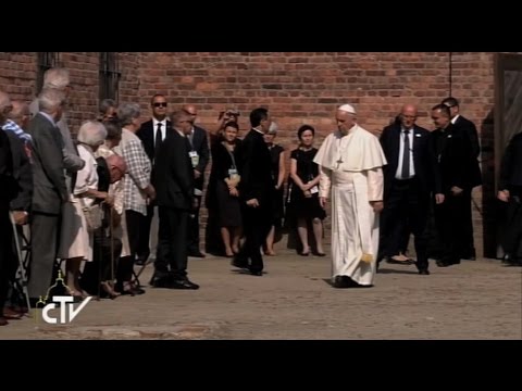 Francisco saluda en Auschwitz a 10 supervivientes del Holocausto